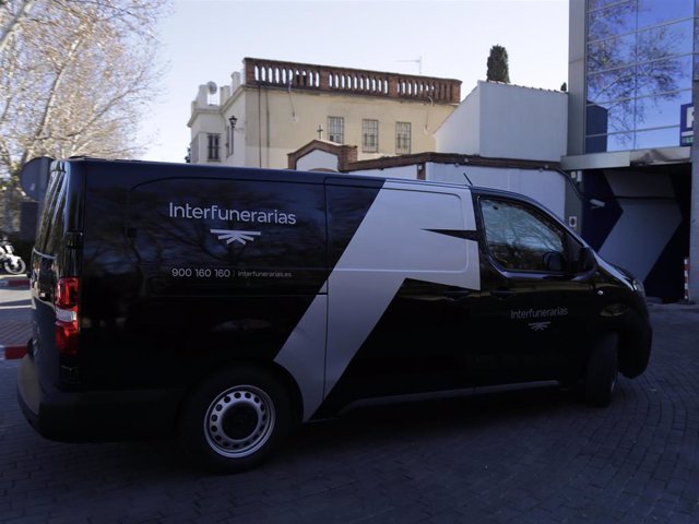 Furgoneta fúnebre con los restos mortales de Verónica Forqué a su llegada al tanatorio de San Isidro