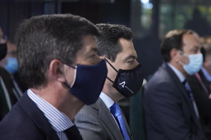 El presidente de la Junta, Juanma Moreno, (d) y el vicepresidente de la Junta, Juan Marín, (i) durante la presentación del nuevo Decreto-ley de Simplificación Administrativa, a 13 de diciembre de 2021 en Sevilla (Andalucía, España)