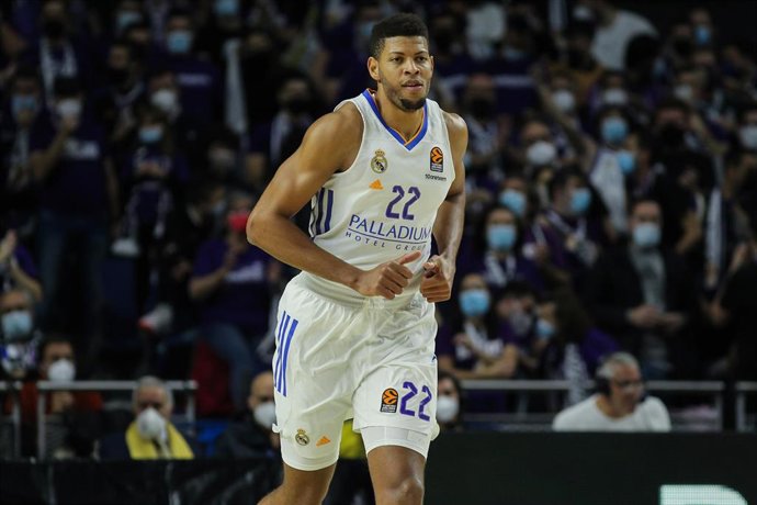 Walter Samuel durante un partido del Real Madrid 