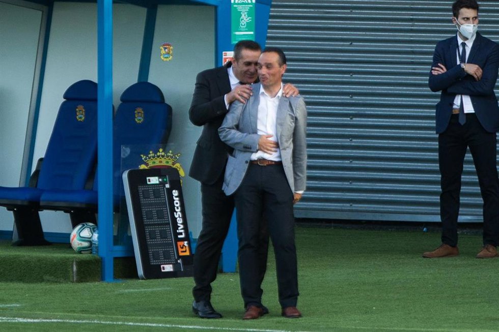 Archivo - José Luis Oltra, con chaqueta gris, escucha las palabras de su homólogo José Ramón Sandoval en el estadio Fernando Torres de Fuenlabrada