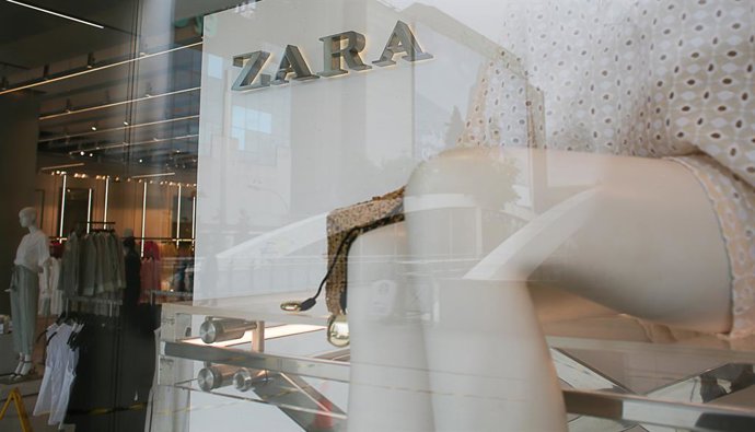 Archivo - Arxiu - Una botiga de Zara al centre de Madrid.