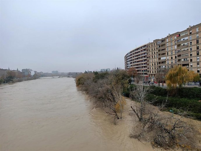 La cresta de la crecida se dirige a la Ribera Baja