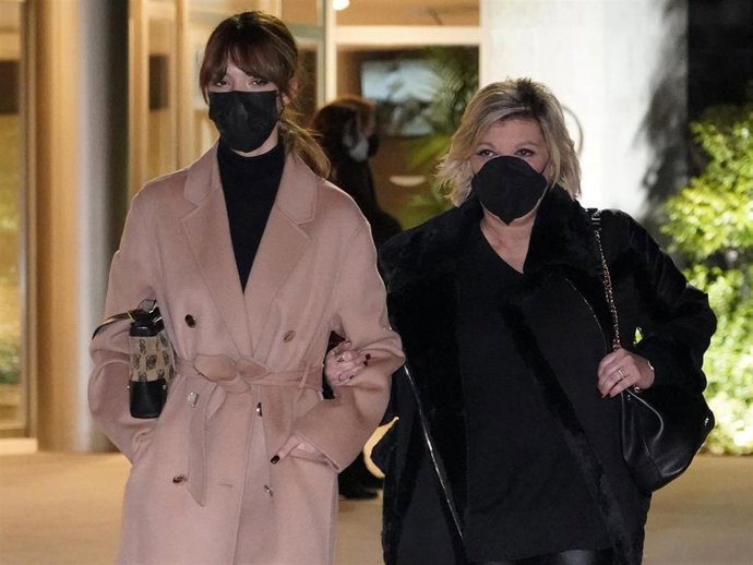 Terelu Campos y su hija, Alejandra Rubio, en el tanatorio de Verónica Forqué