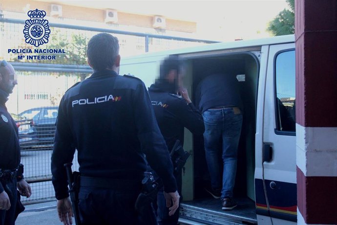 Agentes introducen el detenido con orden de búsca y captura en Italia en el furgón policial