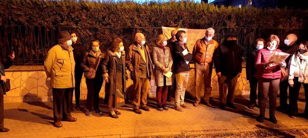 Concentración ciudadana ante el número 38 de la avenida de la Palmera