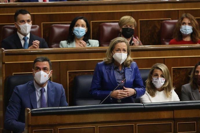 La vicepresidenta de Asuntos Económicos, Nadia Calviño, en la sesión de control al Gobierno