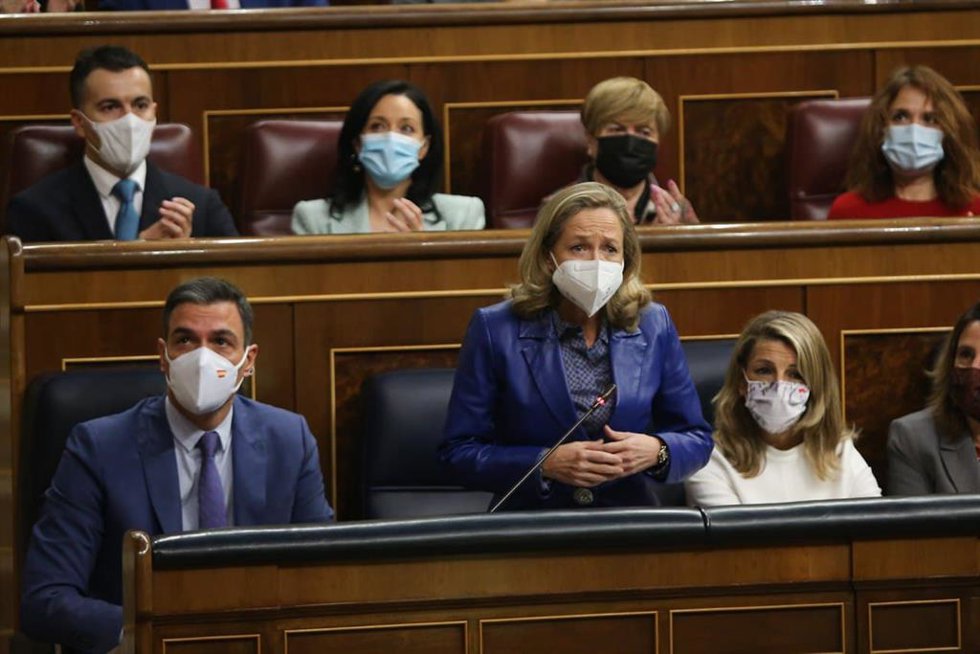 La vicepresidenta de Asuntos Económicos, Nadia Calviño, en la sesión de control al Gobierno