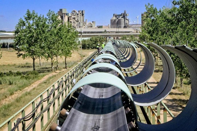 Archivo - Instalaciones de producción de cemento