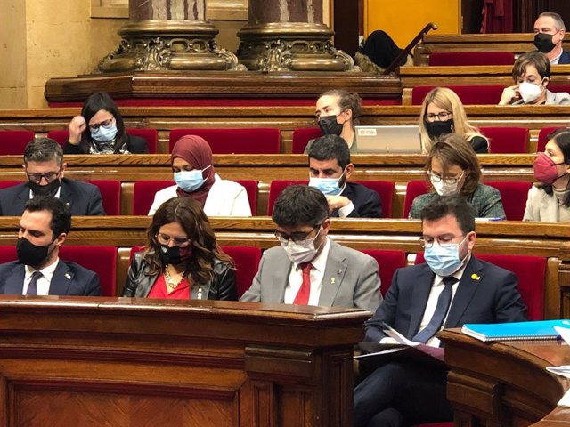 El vicepresident del Govern i conseller de Polítiques Digitals, Jordi Puigneró, (2n per la dreta) en el ple del Parlament 