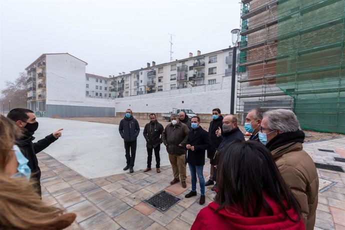 Los miembros de la Comisión de Urbanismo y Gerencia de Urbanismo del Ayuntamiento de Pamplona han visitado este miércoles el nuevo parque de San Jorge, tras finalizar las obras de derribo de las antiguas 'Casas de Gridilla' y la urbanización del entorno.