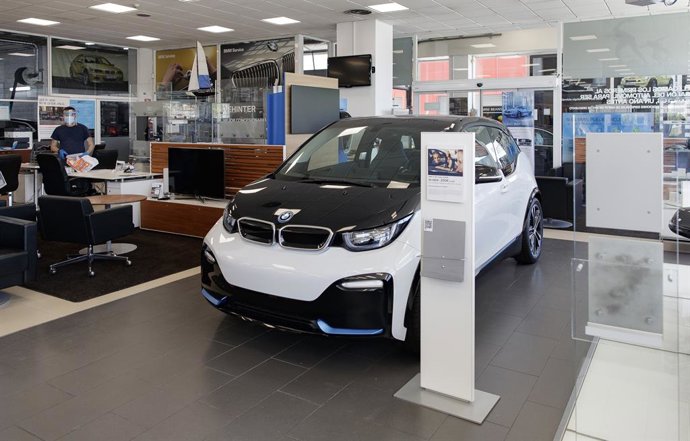 Archivo - Un vehículo expuesto en un concesionario BMW.