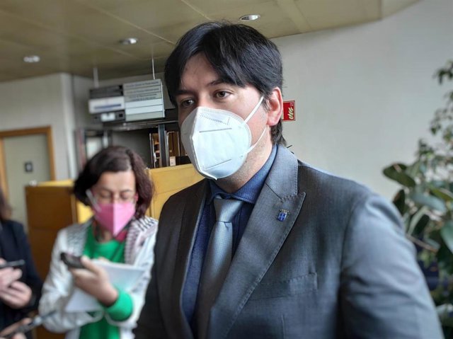 Archivo - El consejero de Ciencia, Innovación y Universidad, Borja Sánchez, atiende a los medios.