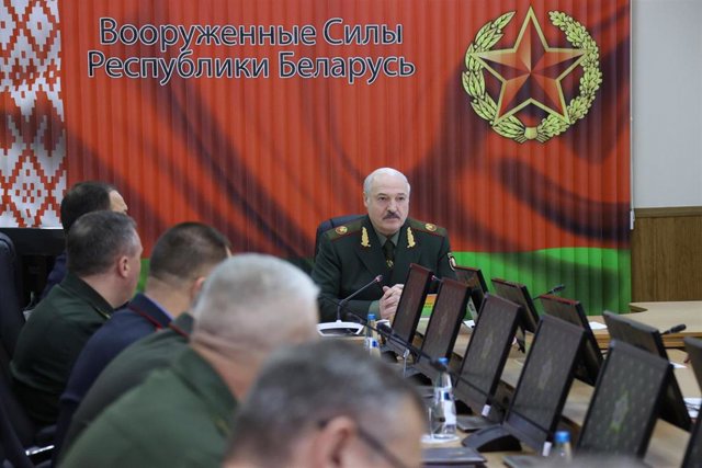 Lukashenko firma una ley que tipifica como delito solicitar sanciones contra Bielorrusia y sus ciudadanos Alexander Lukashenko, presidente de Bielorrusia, en una reunión