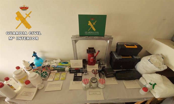 Efectos aprehendidos por la Guardia Civil tras la detención a una persona por un delito contra la salud pública en Almansa