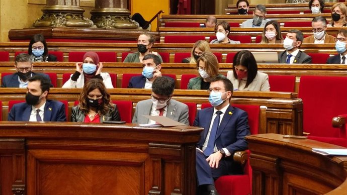 El presidente de la Generalitat, Pere Aragons, y el vicepresidente, Jordi Puigneró, en la sesión de control al Govern en el Parlament