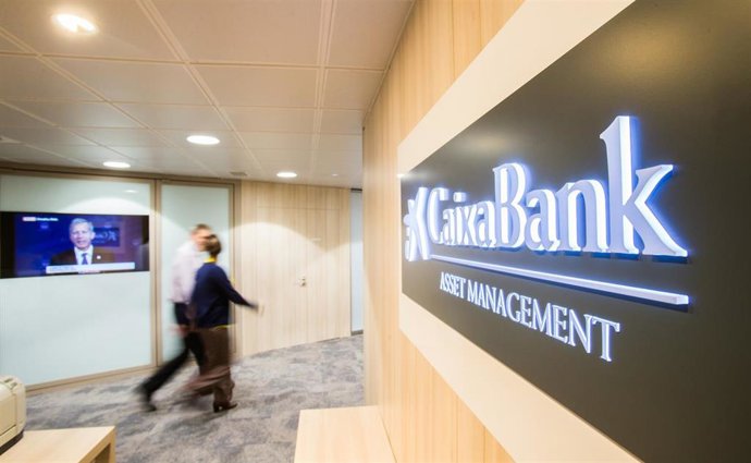 Archivo - Una oficina de CaixaBank Asset Management.