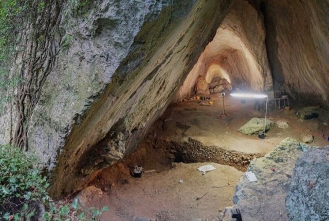 La boca de la cueva de Arma Veirana, un sitio en las montañas de Liguria del noroeste de Italia.