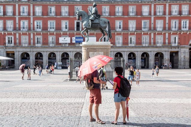Archivo - Fotos de recurso de turistas en Madrid