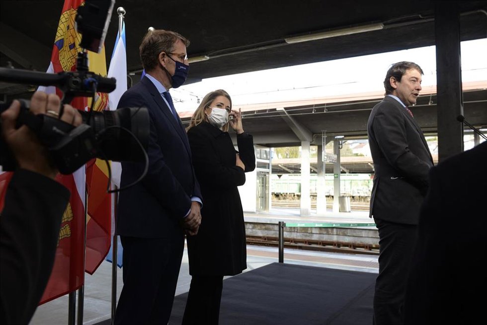 El presidente de la Junta de Castilla y León, Alfonso Fernández Mañueco, responde a los medios en la estación de Ourense tras efectuar un viaje por el nuevo tramo de alta velocidad Pedralba de la Pradería-Ourense, en la estación Orense-Empalme, a 22 de