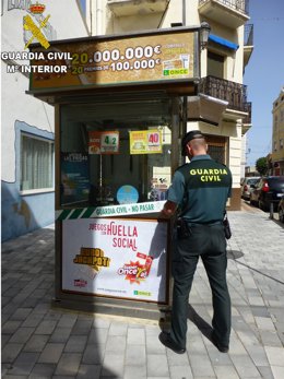 Un agente de la Guadia Civil en uno de los puntos de venta de la ONCE