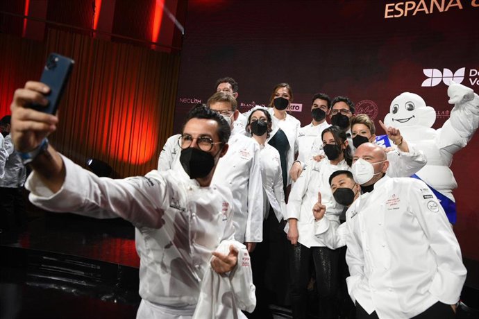 Algunos de los premiados se hace una foto durante la gala de presentación de la Guía Michelin España & Portugal 2022 en el Auditorio del Palacio de las Artes Reina Sofía, en Valncia. 