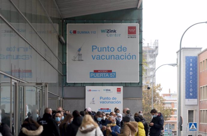 Varias personas hacen cola para la tercera dosis del Covid, en el Wizink Center, a 23 de noviembre de 2021, en Madrid (España).