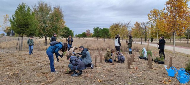 Trabajadores y familaires de Aedas Homes plantando árboles como parte de su iniciativa 'Promociones saludables y sostenibles'.
