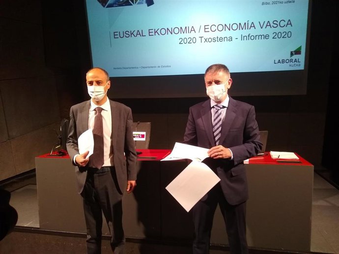 Archivo - Ibon Urgoiti y Joseba Madariaga, de Laboral Kutxa en un acto anterior