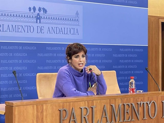 La portavoz de Adelante Andalucía, Teresa Rodríguez, en rueda de prensa.