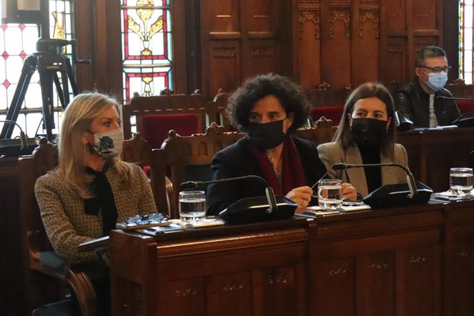 La consejera de Cultura, Política Llingüística y Turismo, Berta Piñán, y su equipo en la Junta General del Principado, donde han presentado el proyecto de presupuestos de su departamento para 2022.