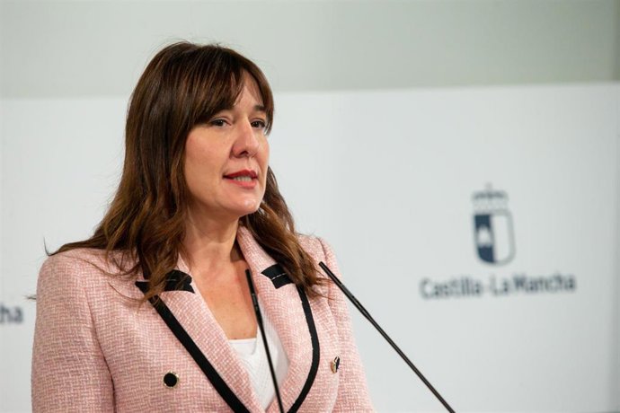 La consejera de Igualdad y portavoz del Gobierno regional, Blanca Fernández, comparece en rueda de prensa, en el Palacio de Fuensalida, para informar sobre los acuerdos del Consejo de Gobierno