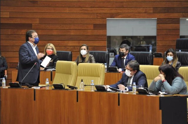 El presidente de la Junta de Extremadura, Guillermo Fernández Vara, en el pleno de la Asamblea