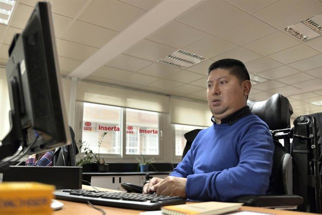 Archivo - Imagen de archivo de un empleado beneficiario de Inserta Empleo de la Fundación ONCE.