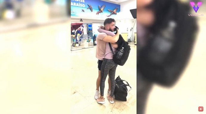 El primer abrazo de una pareja que se conoció durante el confinamiento