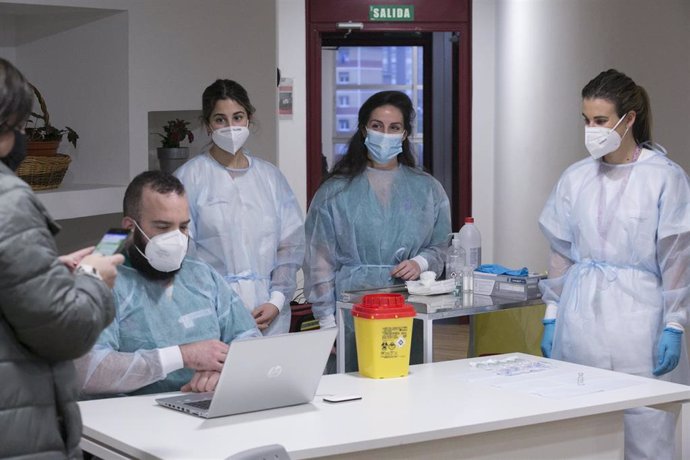 Archivo - Una enfermera de Atención Primaria del área sanitaria V, Lara Menéndez (1d) junto al resto del equipo durante la preparación de la segunda dosis de la vacuna Pfizer-BioNTech, en Gijón, Principado de Asturias (España), a 18 de enero de 2021.
