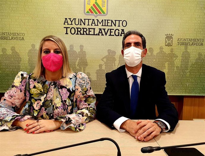 La concejala de Comercio, Cristina García Viñas, y el presidente de la Cámara de Torrelavega, Carlos Augusto Carrasco, presentan una nueva edición de 'Bono 39300'