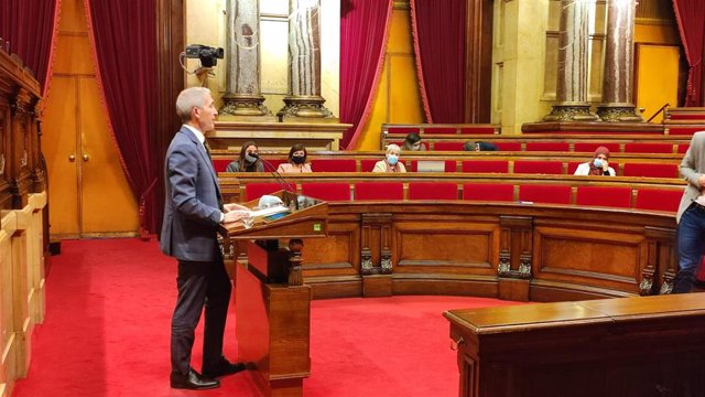 El conseller de Educación, Josep Gonzàlez-Cambray, en el pleno del Parlament del 15 de diciembre de 2021, en Barcelona.