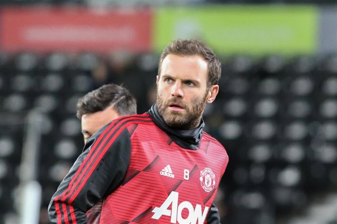 Archivo - El centrocampista español del Manchester United Juan Mata recibirá uno de los premios 'Equal Game' de la UEFA.