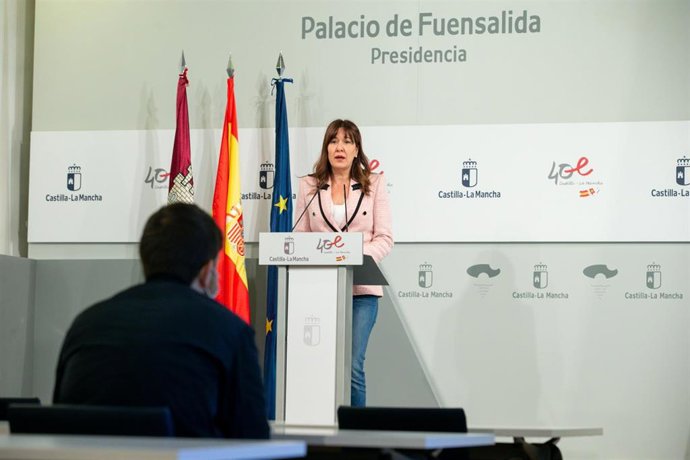 La consejera de Igualdad y portavoz del Gobierno regional, Blanca Fernández, comparece en rueda de prensa, en el Palacio de Fuensalida, para informar sobre los acuerdos del Consejo de Gobierno