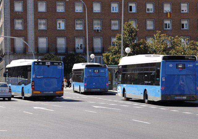 Archivo - Varios autobuses urbanos de la EMT circulan por las inmediaciones del intercambiador de Moncloa