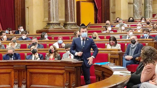 El presidente de la Generalitat, Pere Aragonès, en la sesión de control al Govern del pleno del Parlament a 15 de diciembre de 2021, en Barcelona.