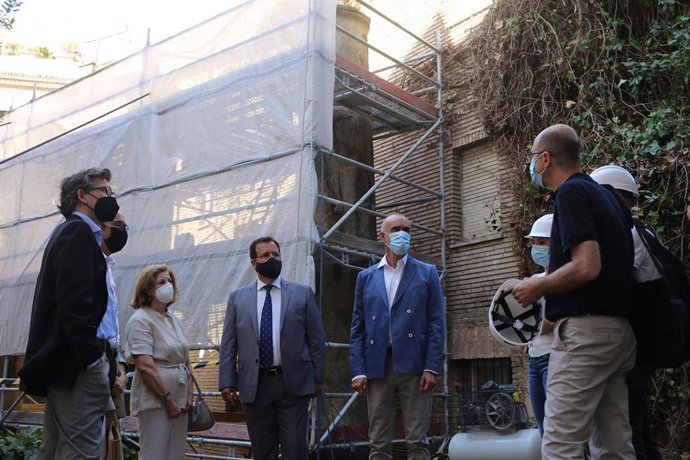 Archivo - Imagen de los delegados Juan Carlos Cabrera y Antonio Muñoz en su visita a los trabajos en las columnas de la calle Mármoles.