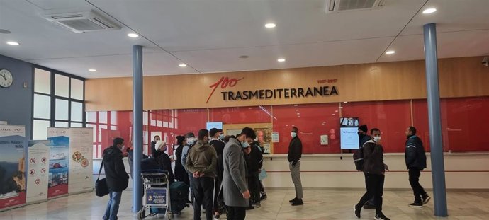 Pasajeros en la Estación Marítima del puerto de Almería