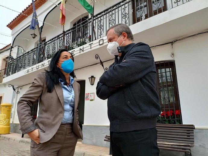 La alcaldesa de Tahal y el delegado territorial de Administración Local de Almería.