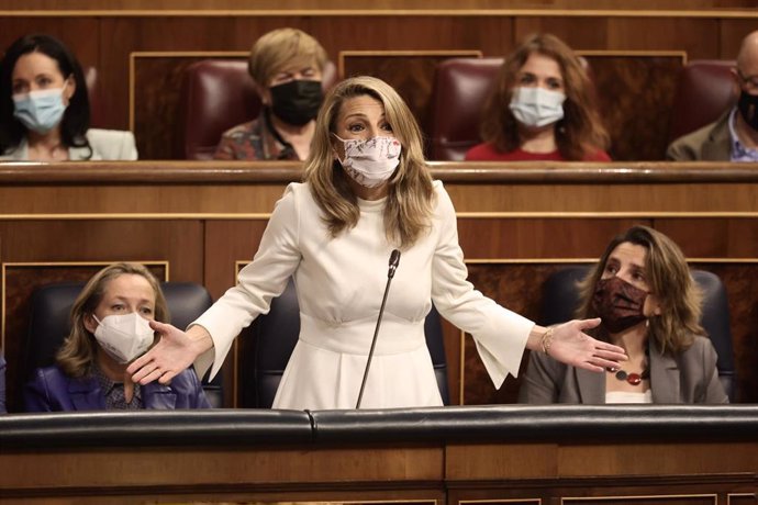 La vicepresidenta segunda del Gobierno y ministra de Trabajo, Yolanda Díaz, interviene en una sesión plenaria celebrada en el Congreso de los Diputados, a 15 de diciembre de 2021, en Madrid, (España). 