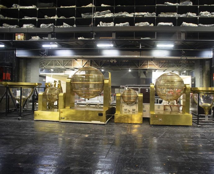 Los bombos y el resto de elementos que intervendrán en el Sorteo Extraordinario de Navidad ya están en el Teatro Real