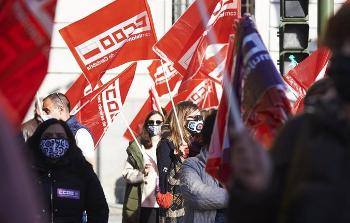 Archivo - Varias personas sostienen banderas de CCOO en una imagen de archivo.