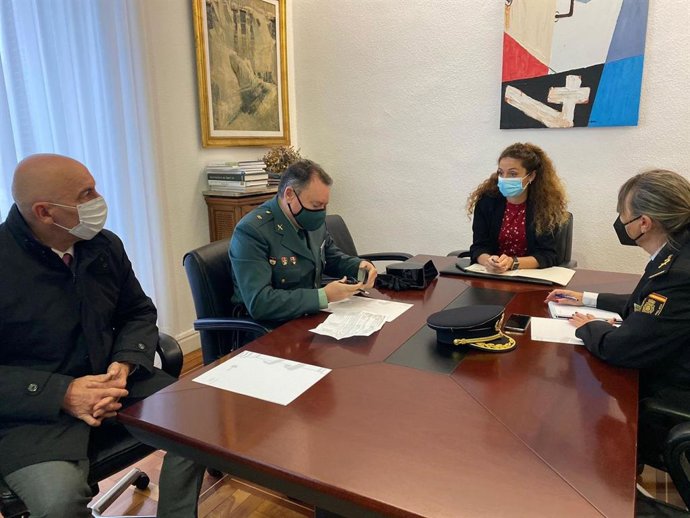 La delegada del Gobierno en Cantabria, Ainoa Quiñones, se reúne con los mandos de la Policía Naciona y la Guardia Civil en Cantabria y el director de El Dueso para presentarles las inversiones de mejora energética en sus dependencias