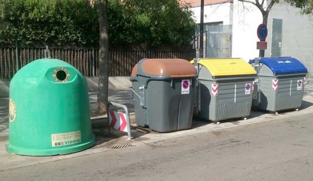 Archivo - Imagen de archivo de contenedores de reciclaje en València. 