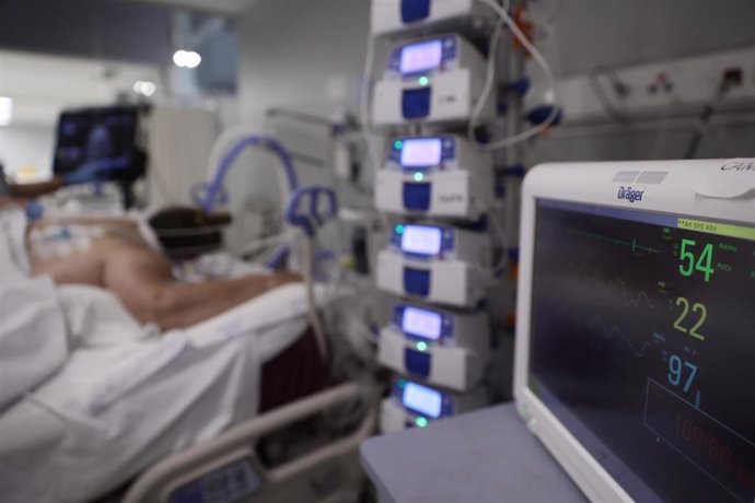 Constantes vitales en una pantalla de una paciente ingresada en la UCI del Hospital Enfermera Isabel Zendal, a 23 de noviembre de 2021, en Madrid (España). El hospital está actualmente dedicado exclusivamente al cuidado de enfermos covid.